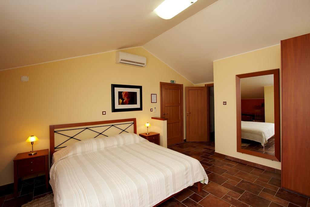 Guesthouse "Barboska" - Big Outdoor Swimming Pool & Private Tennis Court Vodnjan Oda fotoğraf