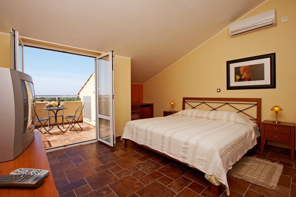 Guesthouse "Barboska" - Big Outdoor Swimming Pool & Private Tennis Court Vodnjan Oda fotoğraf