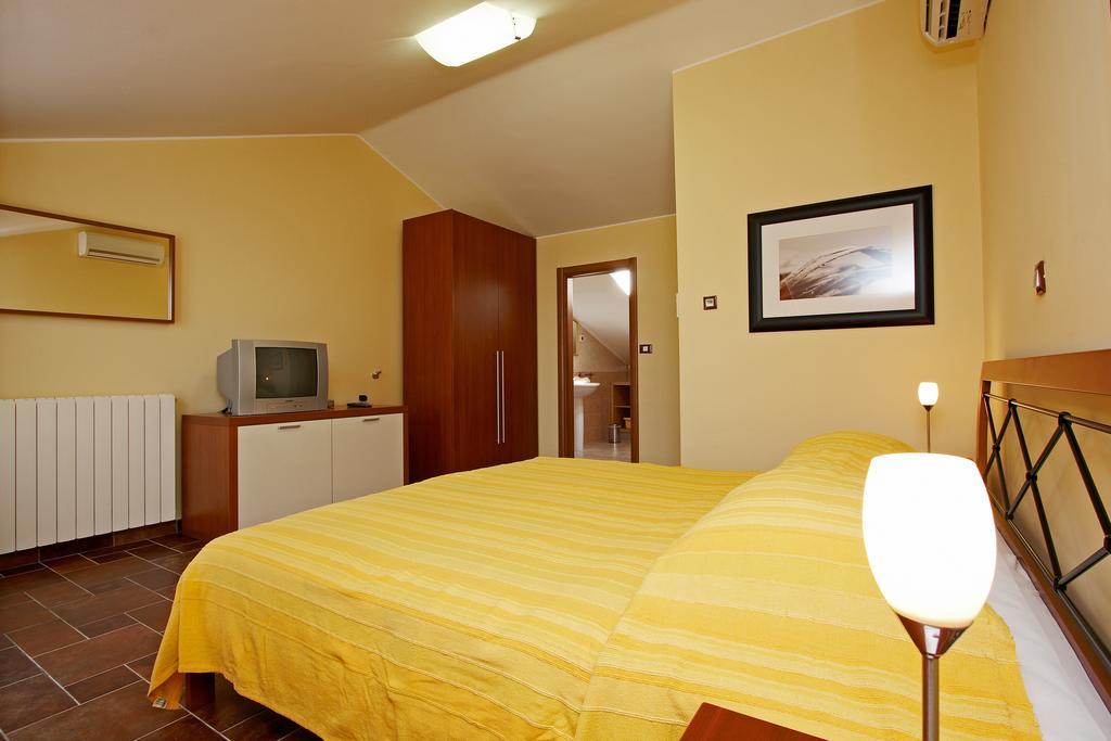 Guesthouse "Barboska" - Big Outdoor Swimming Pool & Private Tennis Court Vodnjan Oda fotoğraf